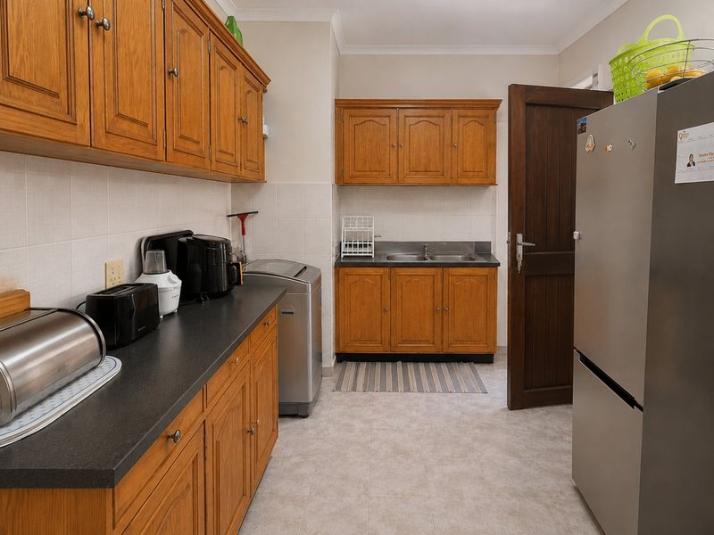 Spacious Eastleigh Family Home with Pool and Flatlet - Photo 7