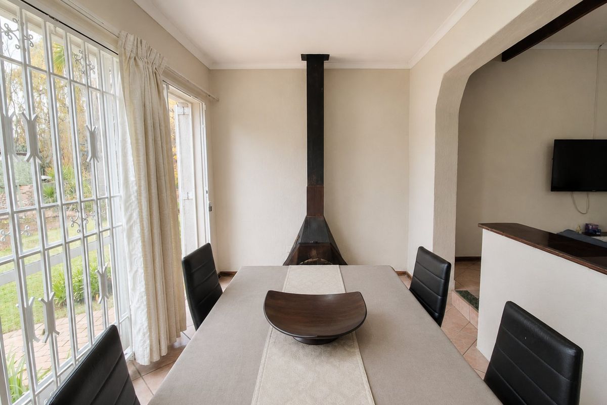 Spacious Eastleigh Family Home with Pool and Flatlet - Photo 5