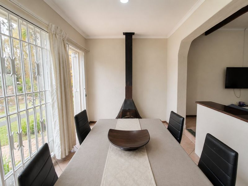 Spacious Eastleigh Family Home with Pool and Flatlet - Photo 5