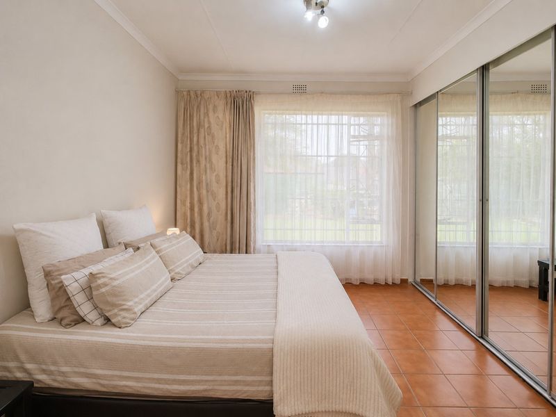 Spacious Eastleigh Family Home with Pool and Flatlet - Photo 9
