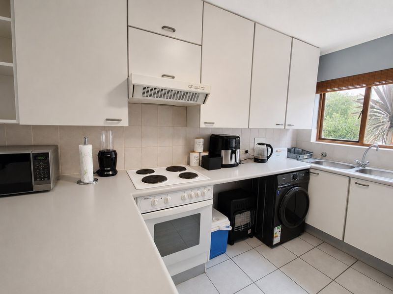 Secure Marais Steyn Park flat with views! - Photo 8