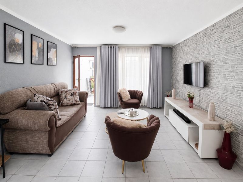Secure Marais Steyn Park flat with views! - Photo 2