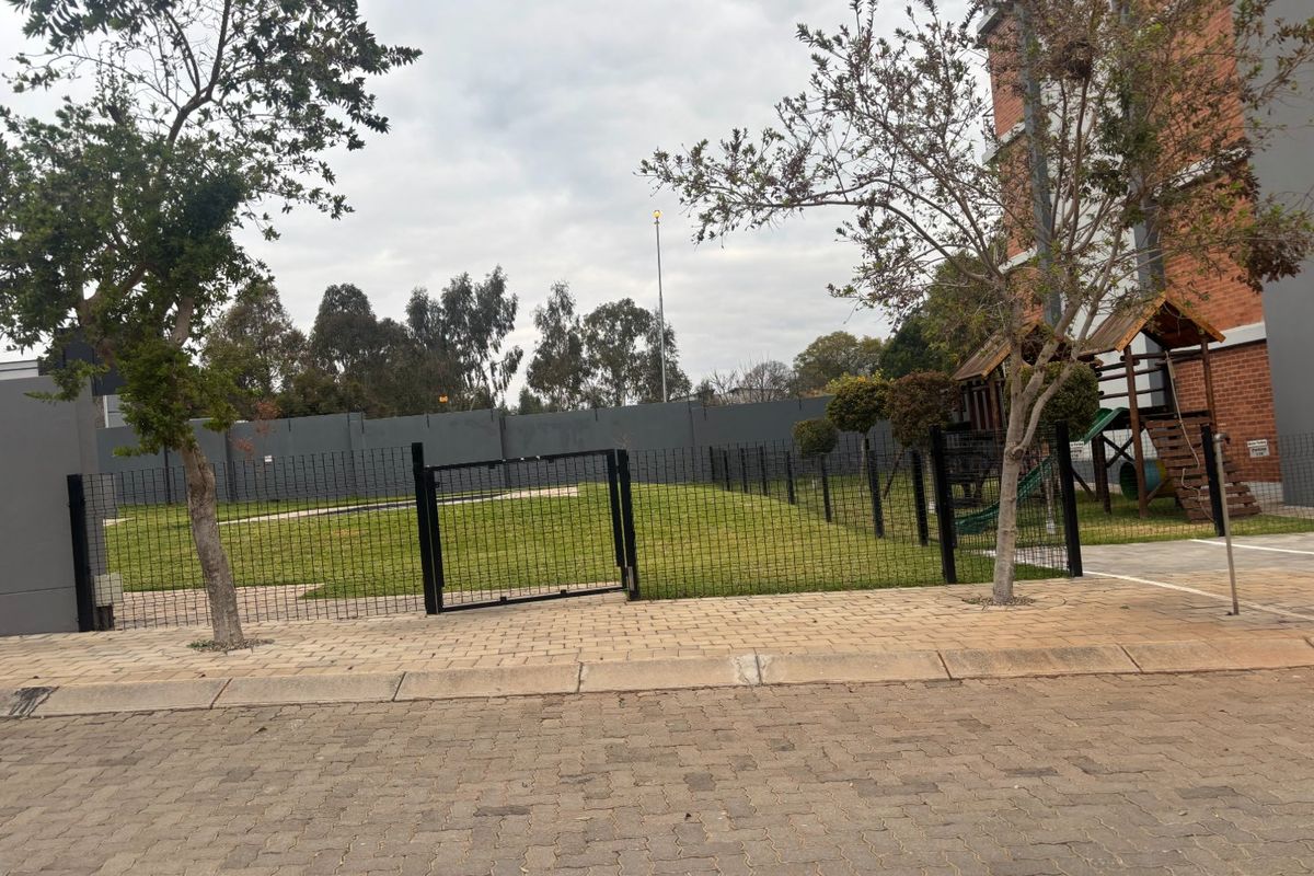stunning and spacious 3 bedrooms 2 bathrooms apartment with a single garage for in Die Hoewes centurion  - Photo 2
