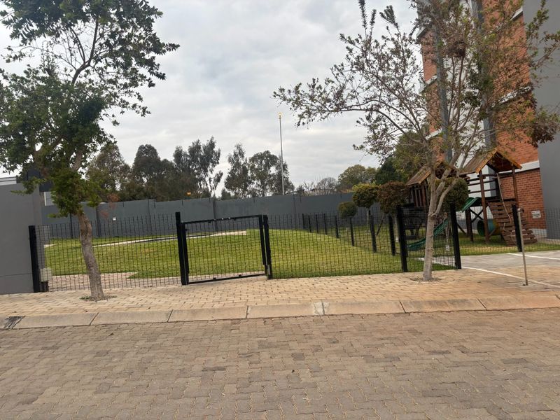 stunning and spacious 3 bedrooms 2 bathrooms apartment with a single garage for in Die Hoewes centurion  - Photo 2