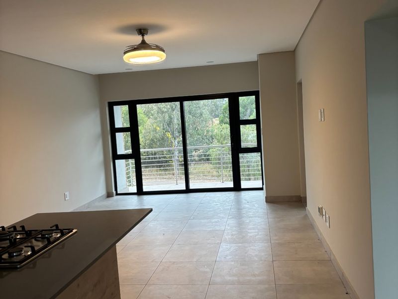 stunning and spacious 3 bedrooms 2 bathrooms apartment with a single garage for in Die Hoewes centurion  - Photo 10