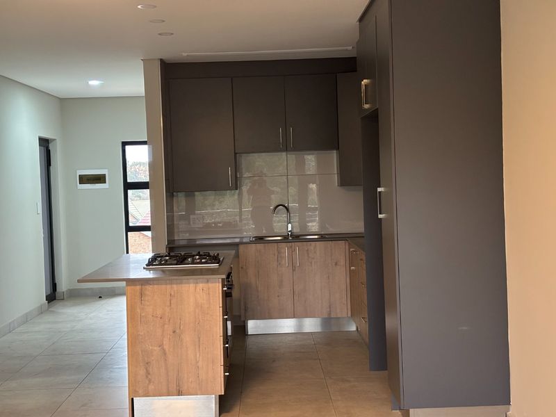 stunning and spacious 3 bedrooms 2 bathrooms apartment with a single garage for in Die Hoewes centurion  - Photo 9