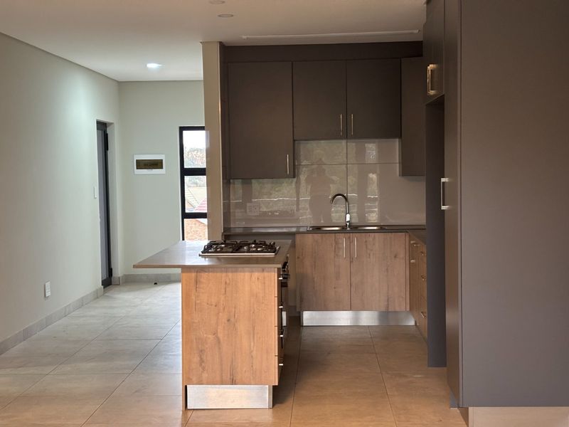 stunning and spacious 3 bedrooms 2 bathrooms apartment with a single garage for in Die Hoewes centurion  - Photo 8