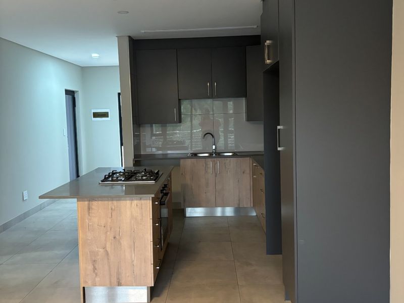 stunning and spacious 3 bedrooms 2 bathrooms apartment with a single garage for in Die Hoewes centurion  - Photo 7