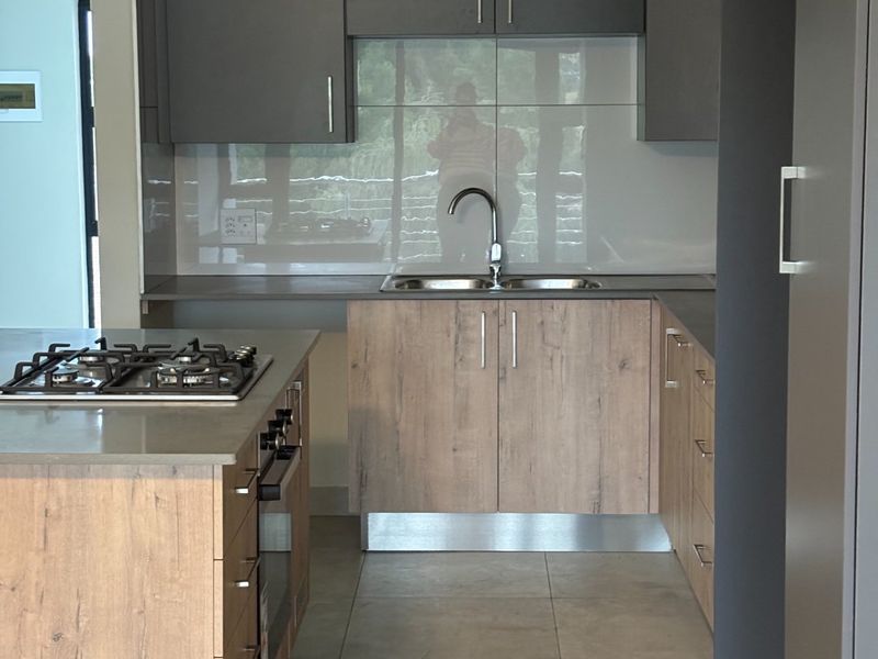 stunning and spacious 3 bedrooms 2 bathrooms apartment with a single garage for in Die Hoewes centurion  - Photo 6