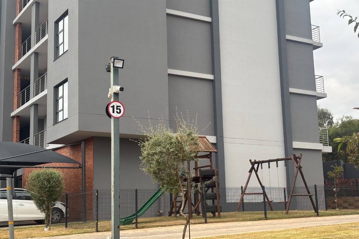 stunning and spacious 3 bedrooms 2 bathrooms apartment with a single garage for in Die Hoewes centurion  - Photo 3