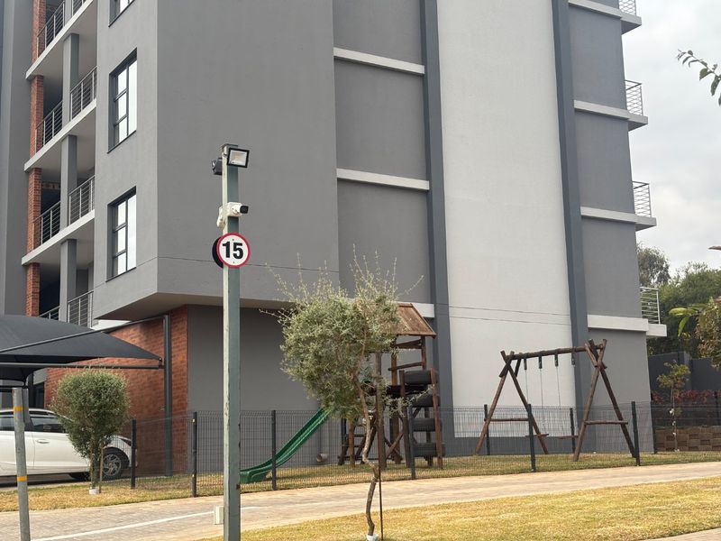 stunning and spacious 3 bedrooms 2 bathrooms apartment with a single garage for in Die Hoewes centurion  - Photo 3