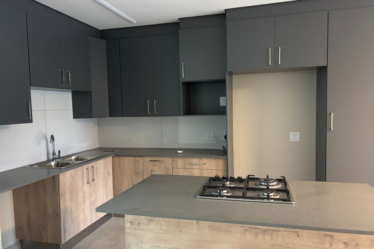 stunning and spacious 3 bedrooms 2 bathrooms apartment with a single garage for in Die Hoewes centurion  - Photo 4