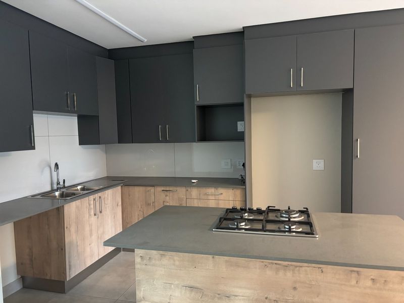 stunning and spacious 3 bedrooms 2 bathrooms apartment with a single garage for in Die Hoewes centurion  - Photo 4
