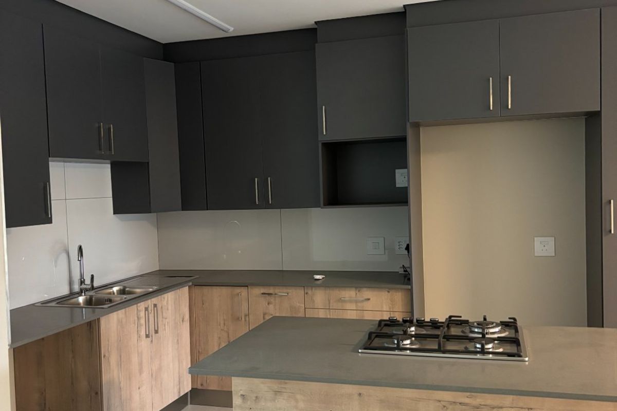 stunning and spacious 3 bedrooms 2 bathrooms apartment with a single garage for in Die Hoewes centurion  - Photo 5