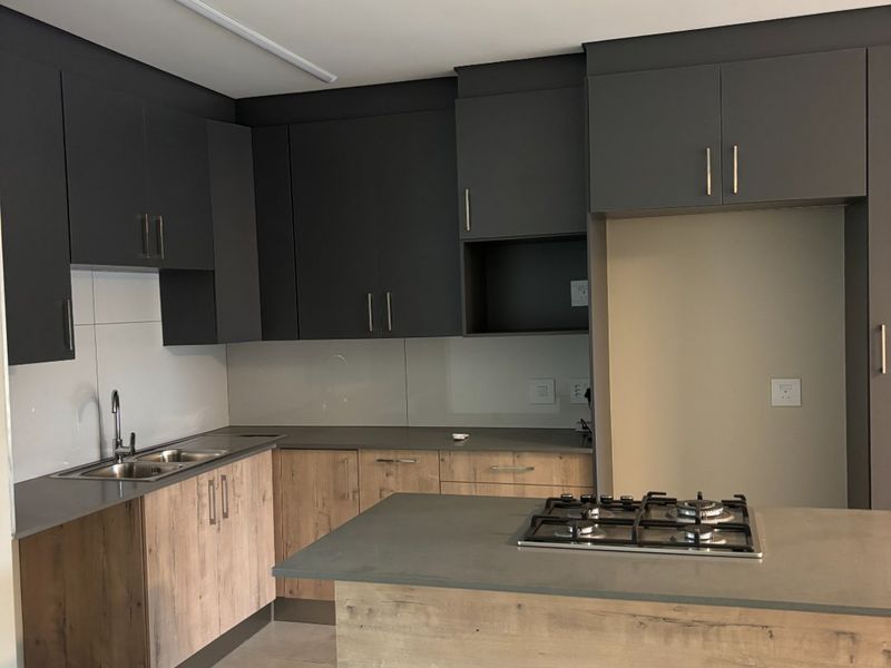 stunning and spacious 3 bedrooms 2 bathrooms apartment with a single garage for in Die Hoewes centurion  - Photo 5