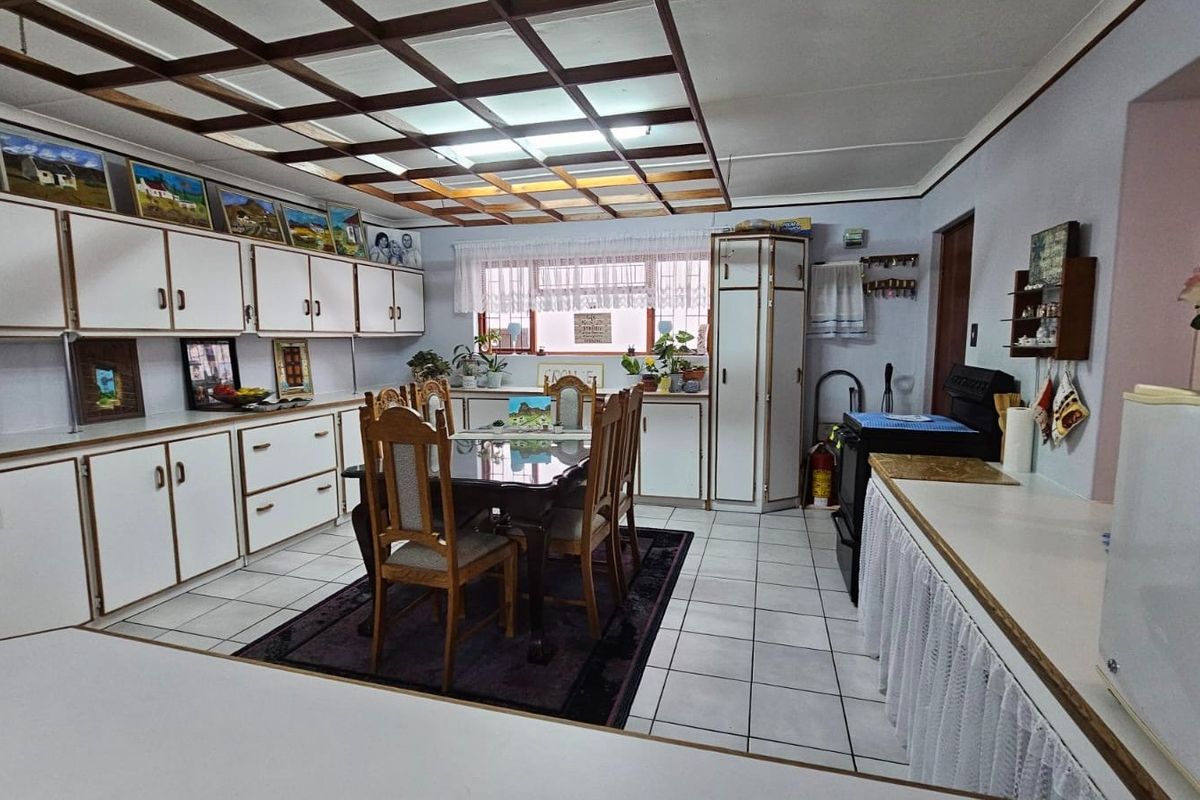 INCOME-GENERATING PROPERTY WITH MULTIPLE RENTAL OPPORTUNITIES! - Photo 2