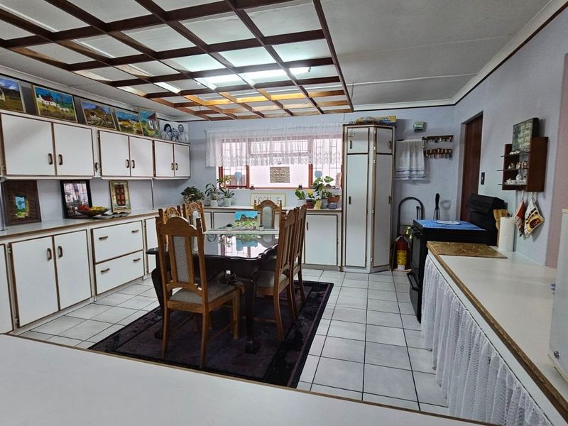 INCOME-GENERATING PROPERTY WITH MULTIPLE RENTAL OPPORTUNITIES! - Photo 2