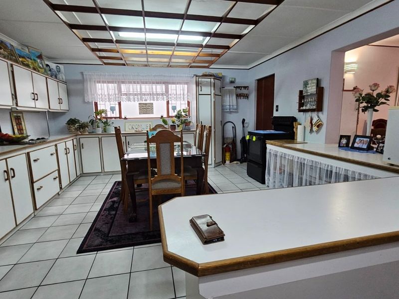 INCOME-GENERATING PROPERTY WITH MULTIPLE RENTAL OPPORTUNITIES! - Photo 3