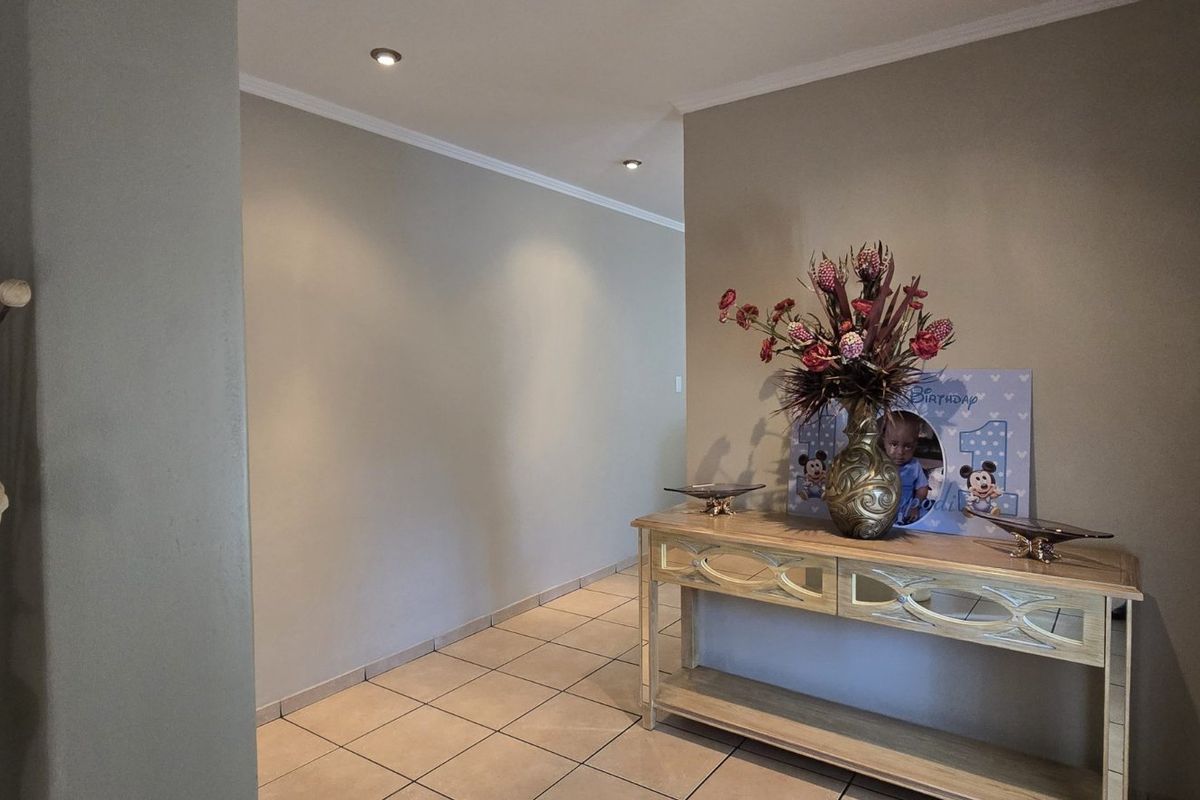 4-Bed Family Home with Pool in Secured Amberfield Ridge | R3,695,000 - Photo 2