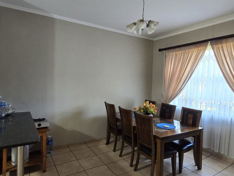 4-Bed Family Home with Pool in Secured Amberfield Ridge | R3,695,000 - Photo 10