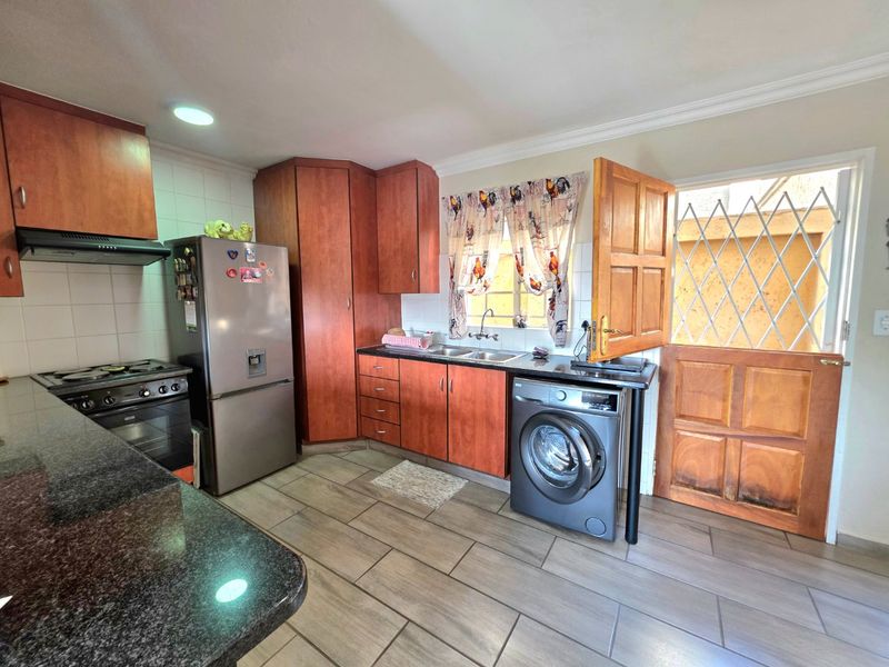 Move-In Ready Duplex with Scenic Views in a Sought-After Security Complex - Photo 6