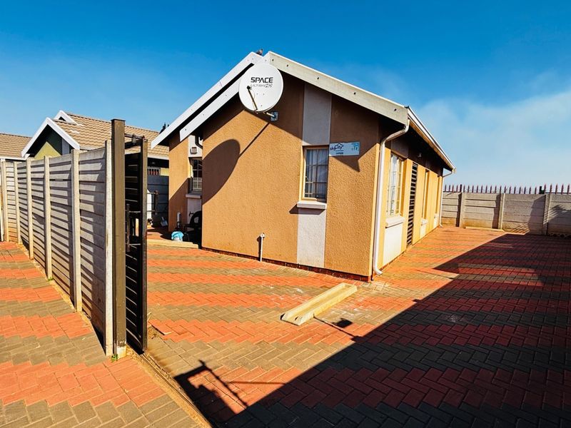 THIS NICE 3BED ROOM HOUSE FOR SELL IN SKYCITY - Photo 4