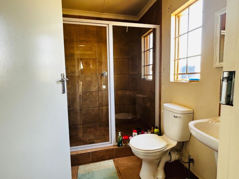 THIS NICE 3BED ROOM HOUSE FOR SELL IN SKYCITY - Photo 9
