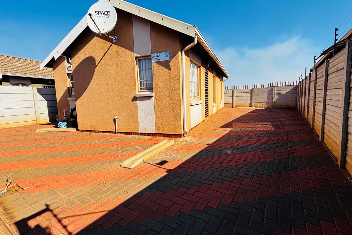 THIS NICE 3BED ROOM HOUSE FOR SELL IN SKYCITY - Photo 3