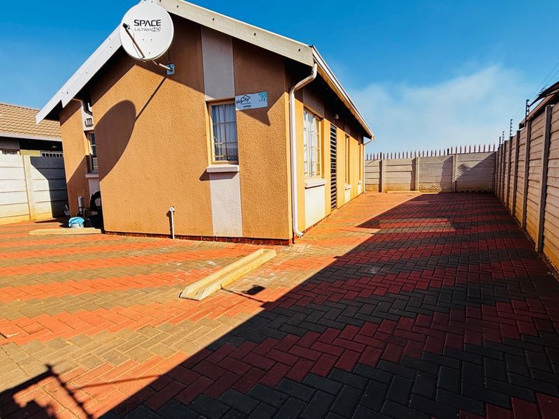 THIS NICE 3BED ROOM HOUSE FOR SELL IN SKYCITY - Photo 3