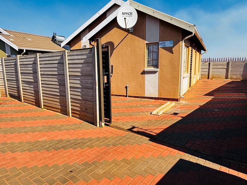 THIS NICE 3BED ROOM HOUSE FOR SELL IN SKYCITY - Photo 1