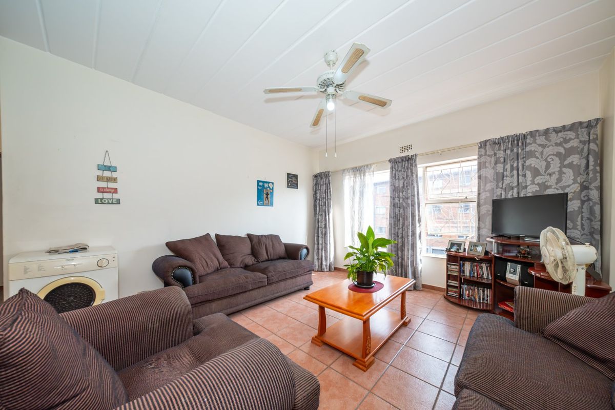 Spacious lock up and go apartment - Photo 5