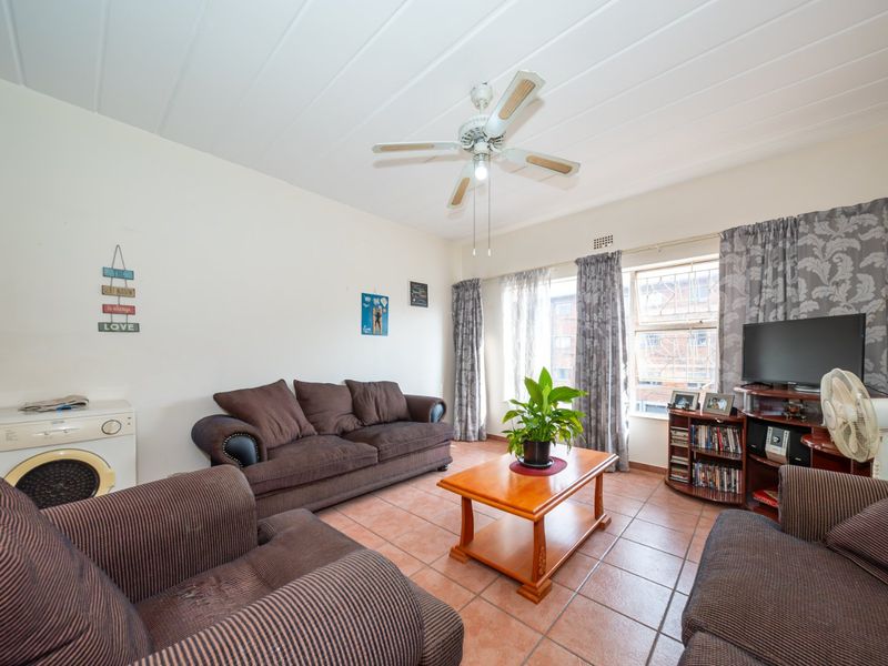 Spacious lock up and go apartment - Photo 5