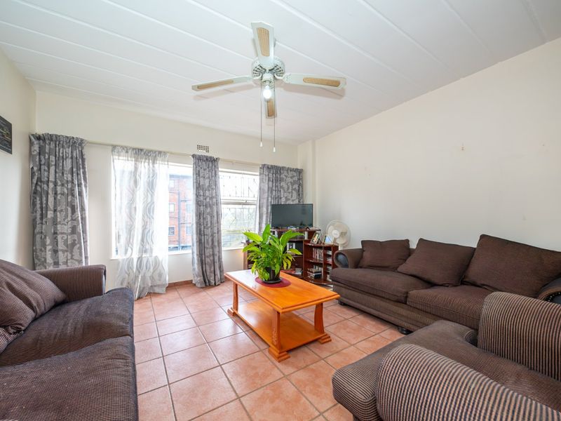 Spacious lock up and go apartment - Photo 3