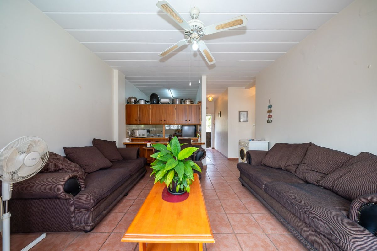 Spacious lock up and go apartment - Photo 4