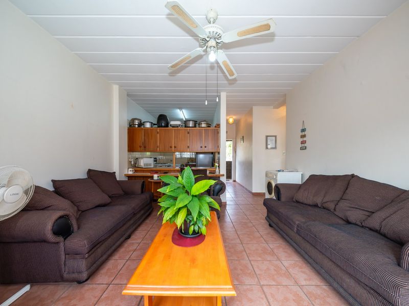 Spacious lock up and go apartment - Photo 4