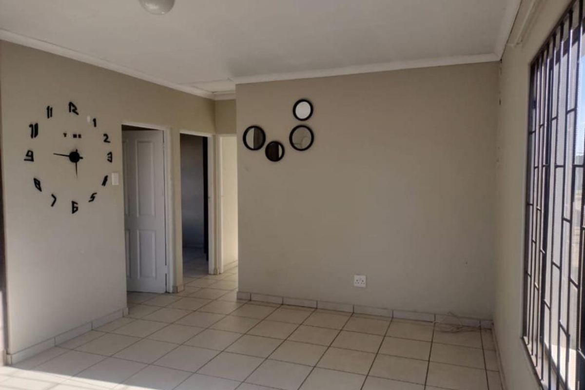 Lock up and Go 2 Bedrooom Town house for Sale in Sabanna Gardens, Grassland, Bloemfontein - Photo 4