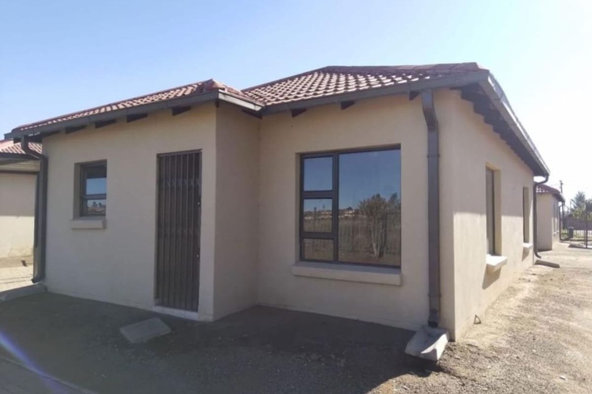 Lock up and Go 2 Bedrooom Town house for Sale in Sabanna Gardens, Grassland, Bloemfontein - Photo 2