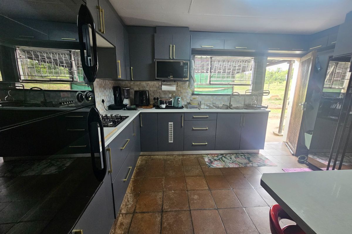 Prime Location, 2.5ha  Flat Land with 2 Residence  - Photo 5