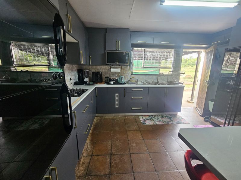 Prime Location, 2.5ha  Flat Land with 2 Residence  - Photo 5