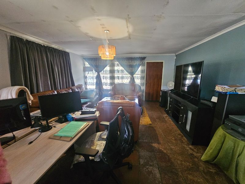 Prime Location, 2.5ha  Flat Land with 2 Residence  - Photo 9