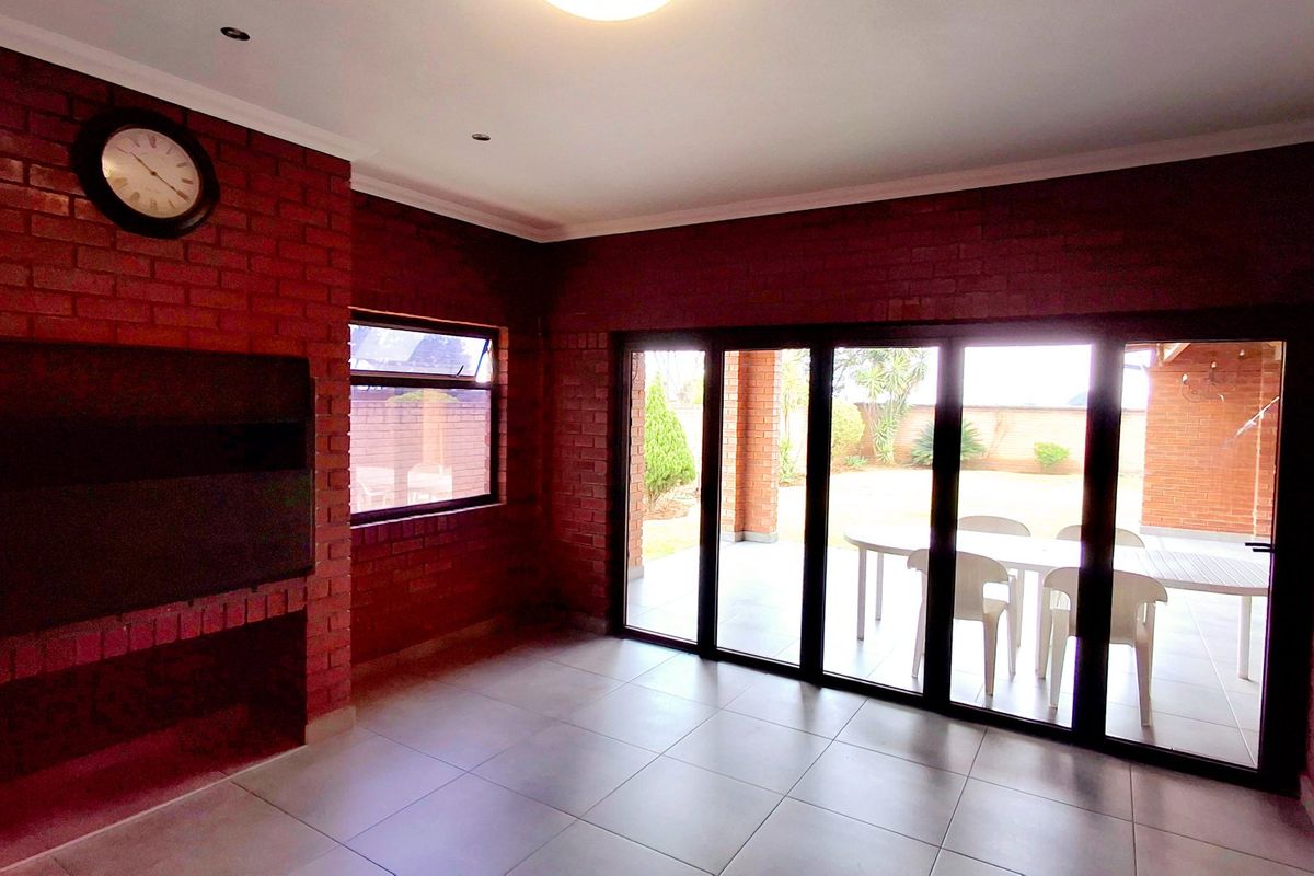 Exclusive 5-Bedroom Family Home in a Secure Estate – Space, Style & Modern Living Combined - Photo 5