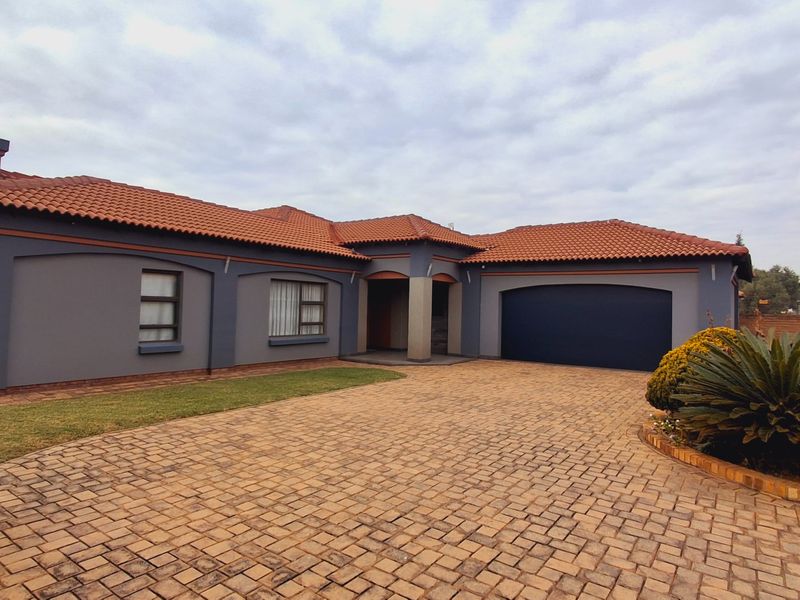 Exclusive 5-Bedroom Family Home in a Secure Estate – Space, Style & Modern Living Combined - Photo 1