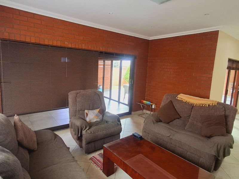 Exclusive 5-Bedroom Family Home in a Secure Estate – Space, Style & Modern Living Combined - Photo 4
