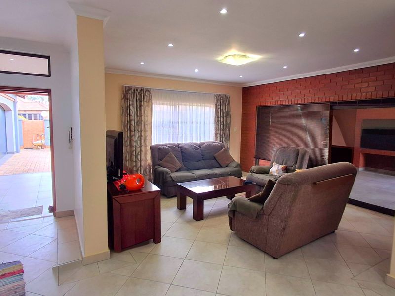 Exclusive 5-Bedroom Family Home in a Secure Estate – Space, Style & Modern Living Combined - Photo 8