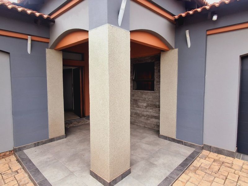 Exclusive 5-Bedroom Family Home in a Secure Estate – Space, Style & Modern Living Combined - Photo 7