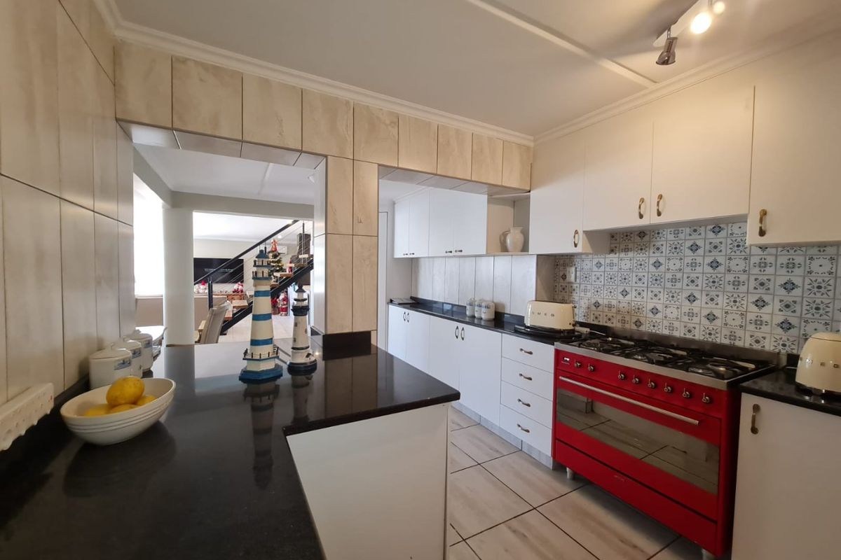 Modern Coastal Retreat: Secure Living Just 1km from the Beach - Photo 3