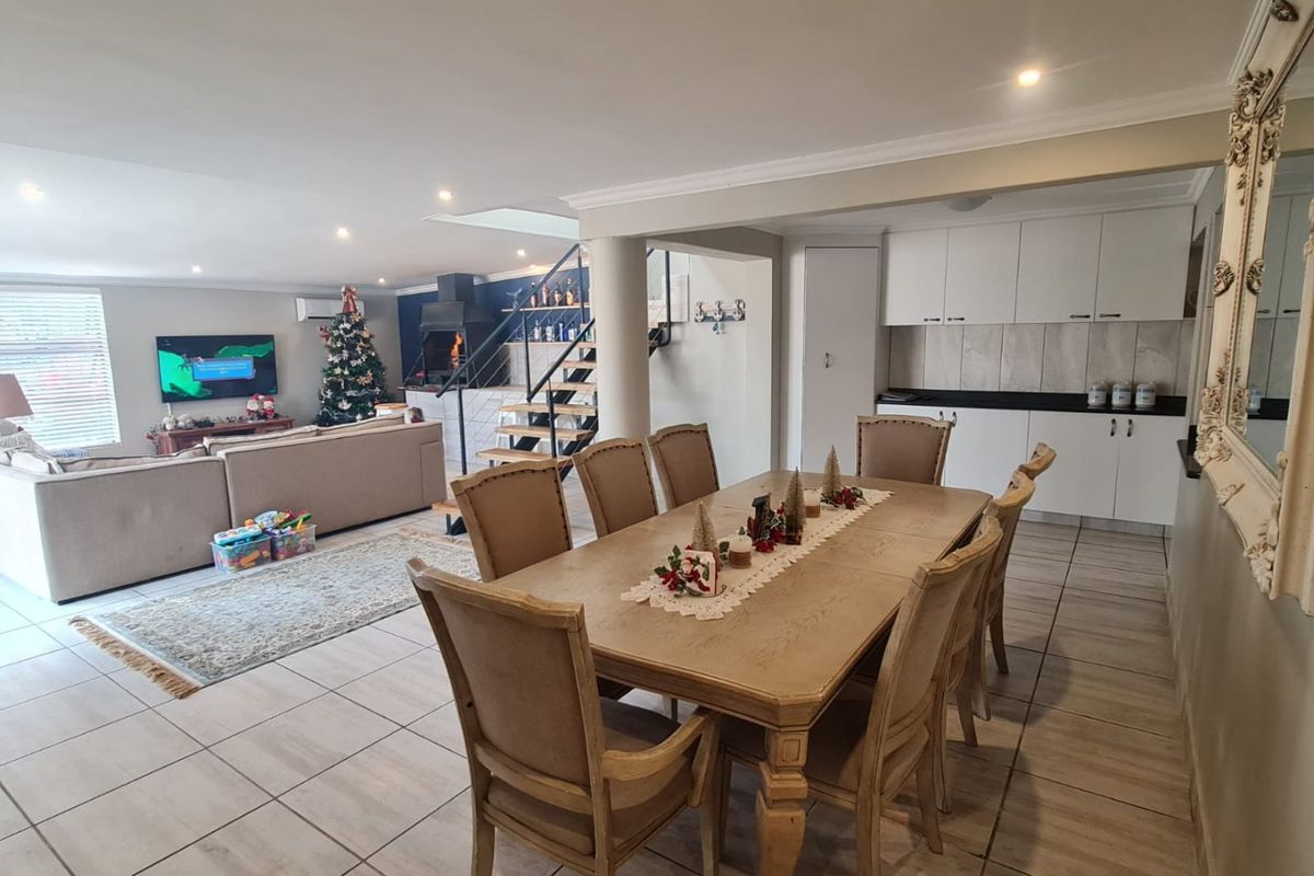 Modern Coastal Retreat: Secure Living Just 1km from the Beach - Photo 5