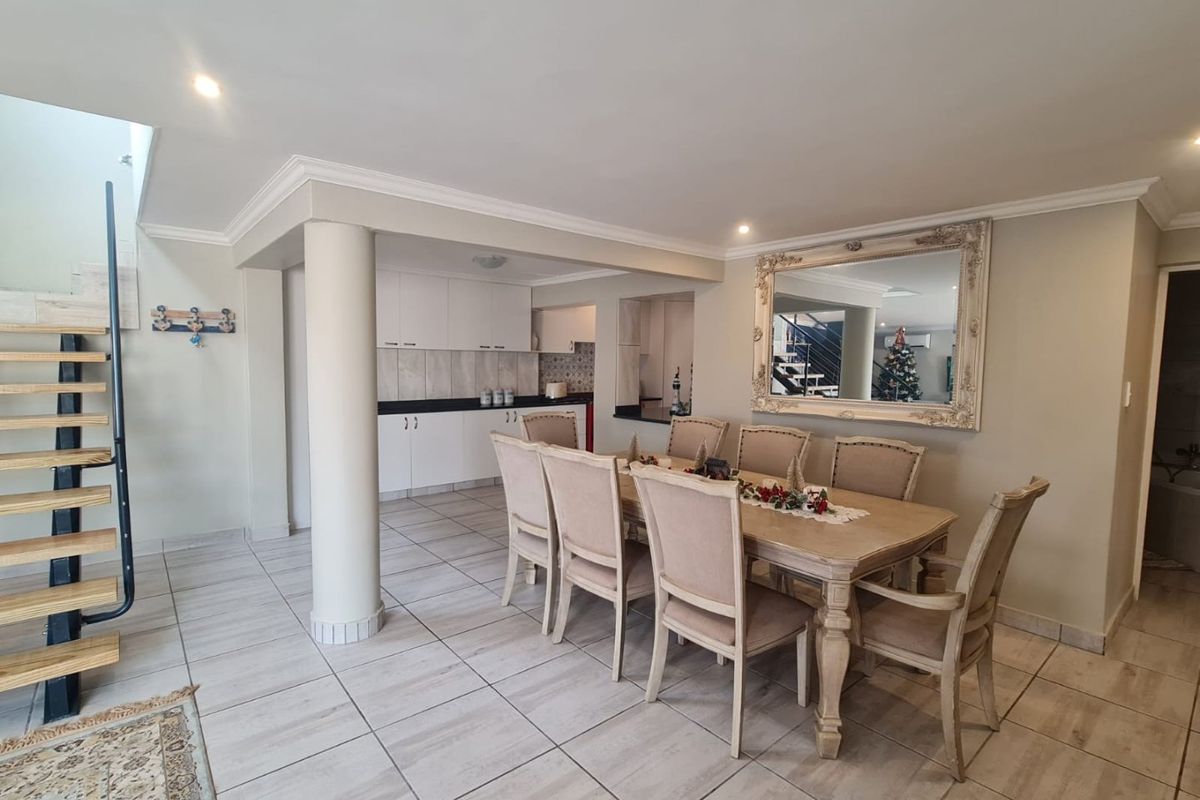 Modern Coastal Retreat: Secure Living Just 1km from the Beach - Photo 4