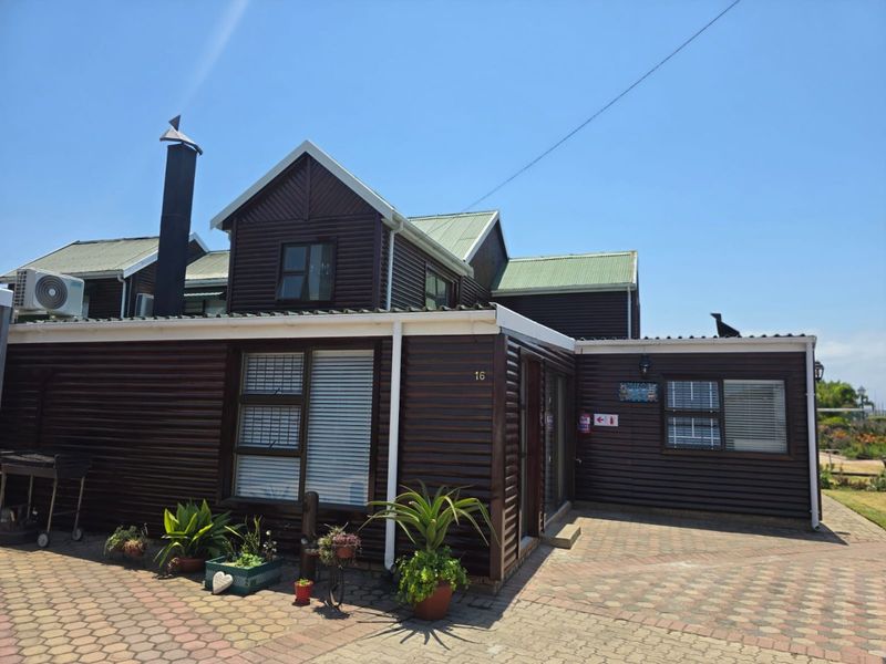 Modern Coastal Retreat: Secure Living Just 1km from the Beach - Photo 1