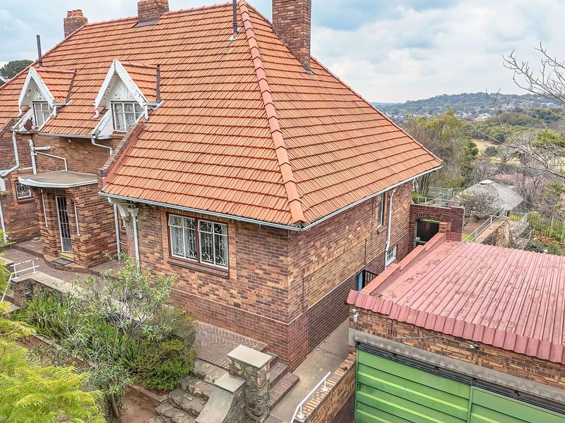 Timeless charm with panoramic Kensington views. - Photo 3